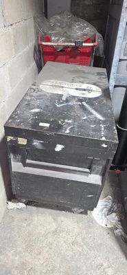 une pile de vieux appareils électroménagers dans la cave d'une maison