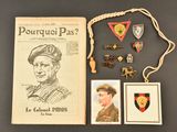 un vieux livre sur lequel figure la photo d'un homme en uniforme militaire, ainsi que d'autres objets