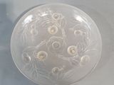 un bol en verre transparent orné de fleurs, posé sur une table