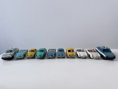 plusieurs petites voitures alignées en rang sur une table