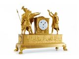 une horloge en or posée sur une table