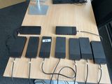 un bureau sur lequel sont posés de nombreux appareils électroniques