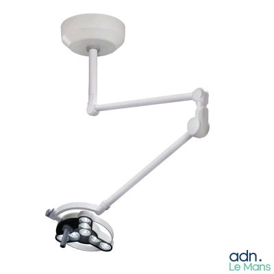 un gros plan d'une lampe médicale sur fond blanc