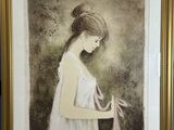 tableau représentant une femme en robe blanche tenant un ruban rose