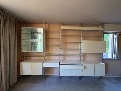 une pièce avec un bureau et un miroir