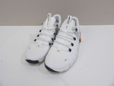 une paire de baskets blanches posées sur une surface blanche