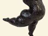 statue d'un kangourou sur un socle, avec un fond blanc
