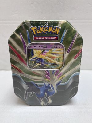 un gros plan sur une boîte de cartes à collectionner Pokémon posée sur une table