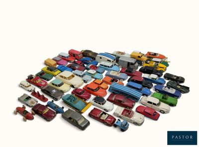 un grand nombre de voitures-jouets sur une surface blanche