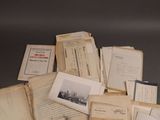 une pile de vieux livres posés sur une table