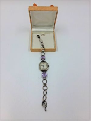 montre-bracelet avec des perles en verre améthorate et une chaîne en argent