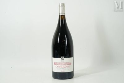 une bouteille de vin posée sur une table