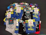 Plusieurs paires de boxers pour homme sont disposées sur une surface noire