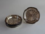 une paire de cendriers anciens en verre sur fond blanc