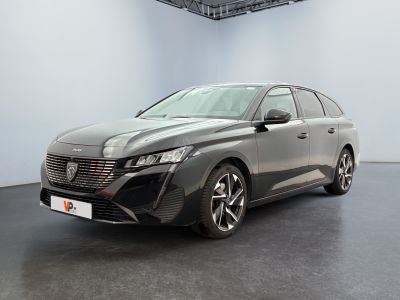 La nouvelle Toyota Avalon hybride est exposée dans un showroom