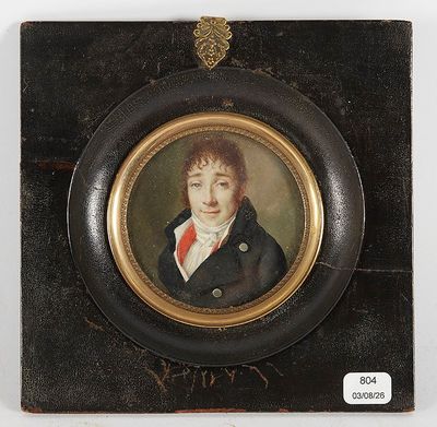 portrait d'un jeune homme vêtu d'un manteau noir et d'une cravate rouge