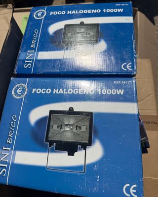 two boxes of fogo halogen 5000w on a cardboard box