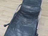 une chaise longue en cuir noir dans un salon
