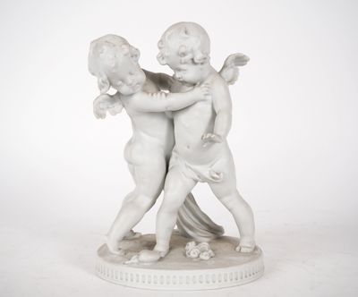 une image représentant une statue de deux enfants qui s'étreignent