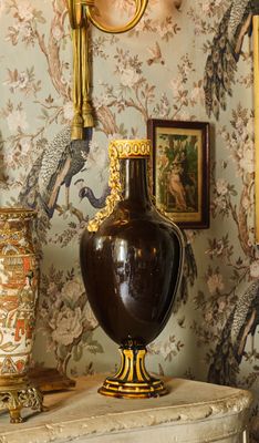 deux vases posés sur une table devant un miroir