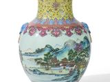 un vase orné d'une peinture posé sur une surface blanche