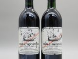 deux bouteilles de vin rouge posées l'une à côté de l'autre sur une table