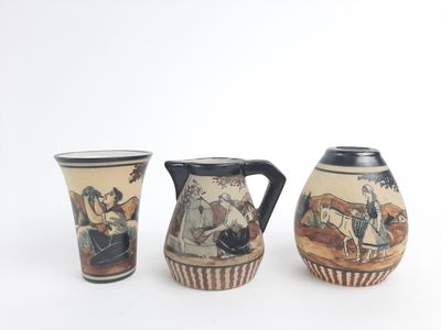 trois vases posés l'un à côté de l'autre sur une table