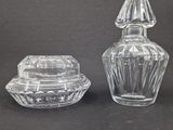 une paire de flacons de parfum en verre taillé et un petit bol en verre