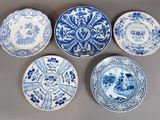 six assiettes bleues et blanches ornées de motifs, posées sur une table