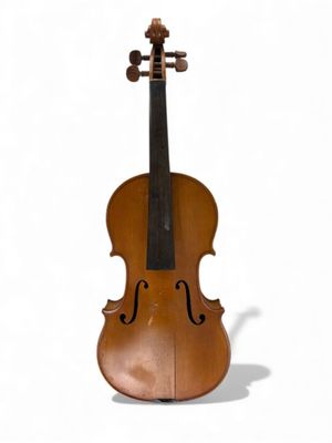 un vieux violon assis sur une surface blanche avec un fond blanc
