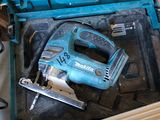 une boîte à outils bleue contenant des outils, posée sur une table