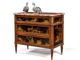 deux oiseaux perchés sur une commode