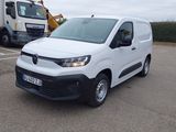 une camionnette blanche garée sur un parking à côté d'un camion