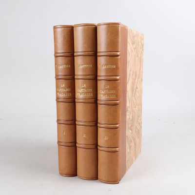 deux livres bruns posés l'un sur l'autre sur une surface blanche