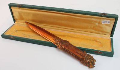 un stylo posé dans un étui sur une table