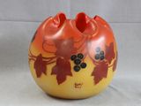 un vase orné d'un motif de feuilles et de baies
