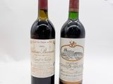 deux bouteilles de vin posées l'une à côté de l'autre sur une table