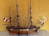 une maquette de bateau posée sur une table dans une pièce