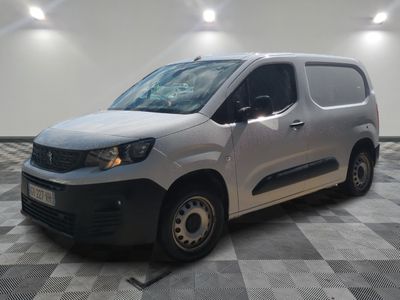 la camionnette argentée est garée sur le sol à carreaux d'une pièce