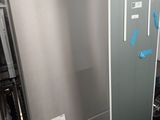 deux réfrigérateurs installés dans une pièce