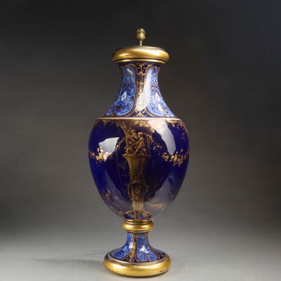 un vase bleu et or posé sur une table