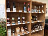 de nombreuses bouteilles de vin sur les étagères du magasin