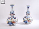 paire de vases bleus et blancs posés sur une surface blanche