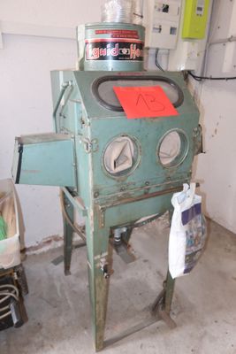 a machine that is sitting in a garage