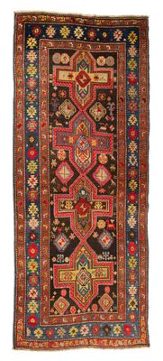 un tapis au motif multicolore sur fond blanc