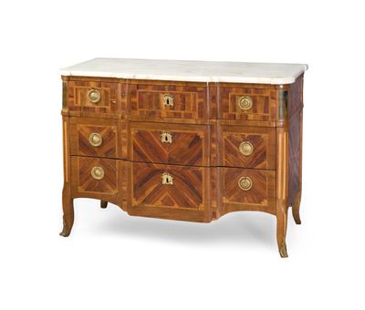 la commode est en bois et possède un plateau en marbre