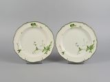 une paire d'assiettes vertes et blanches ornées de fleurs et de feuilles