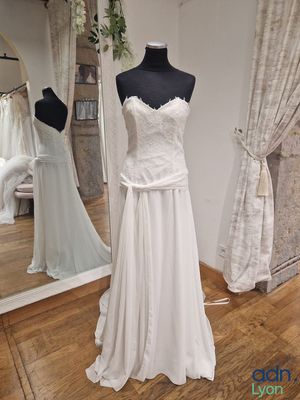 Robe de mariée neuve, Cymbeline, en dentelle de chantilly et…