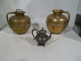 deux vases posés sur une table