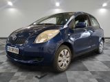 une photo d'une Toyota Yaris bleue garée dans un showroom